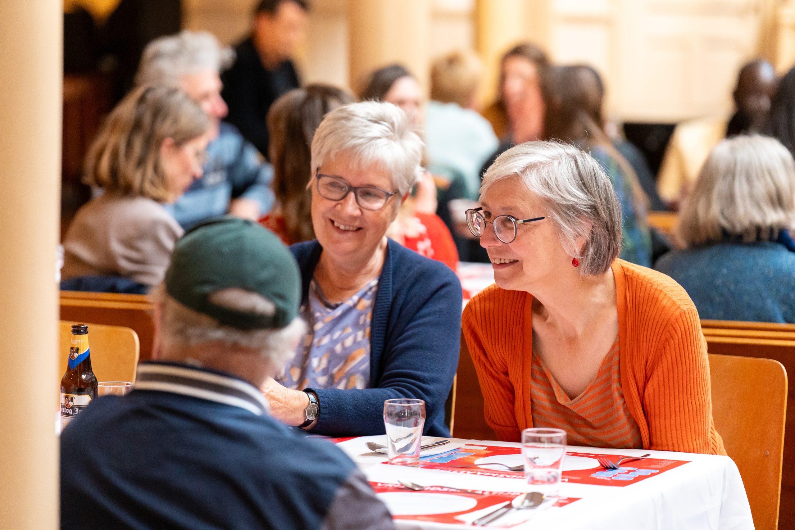 mensen bij de maaltijd