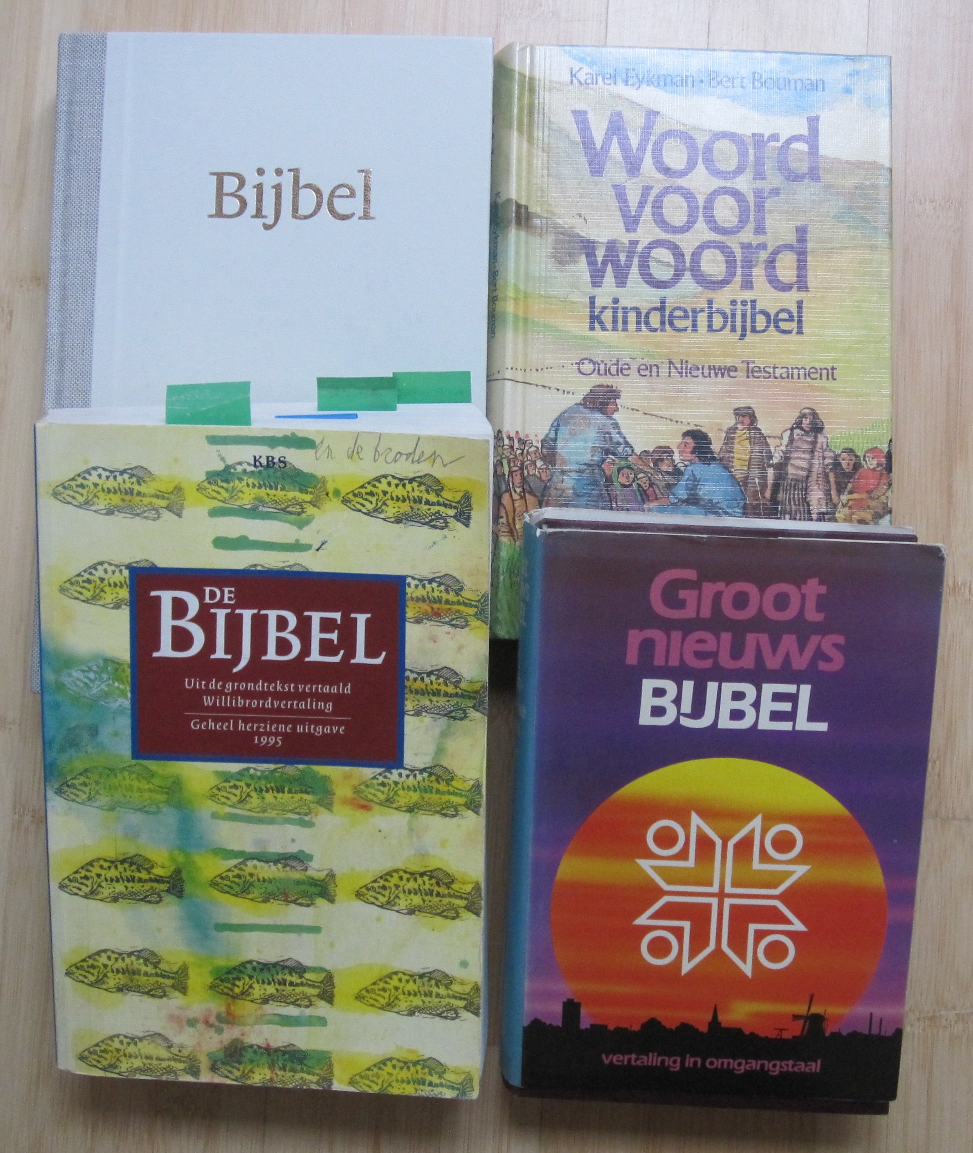 Vier verschillende bijbels van voren gezien naast elkaar