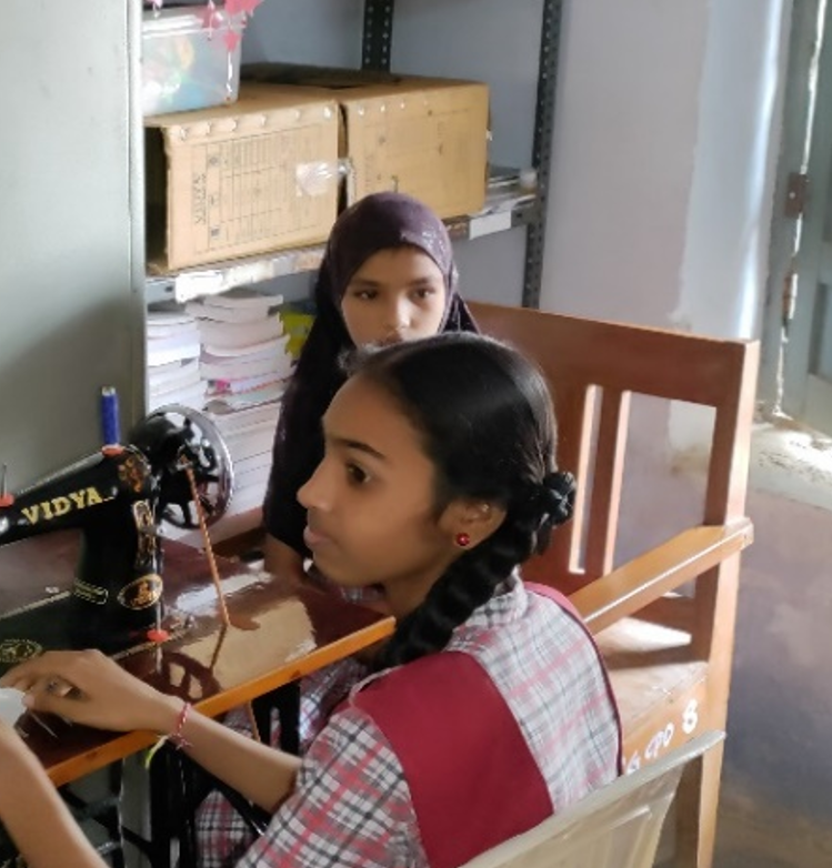 Indiaas meisje bij een naaimachine