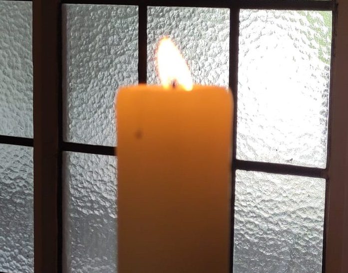 kaars met flakkerende vlam