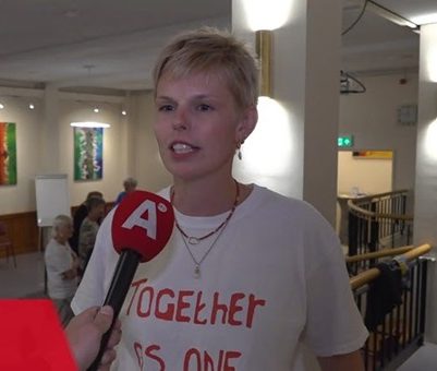 Annelies Jans wordt geïnterviewd door AT5