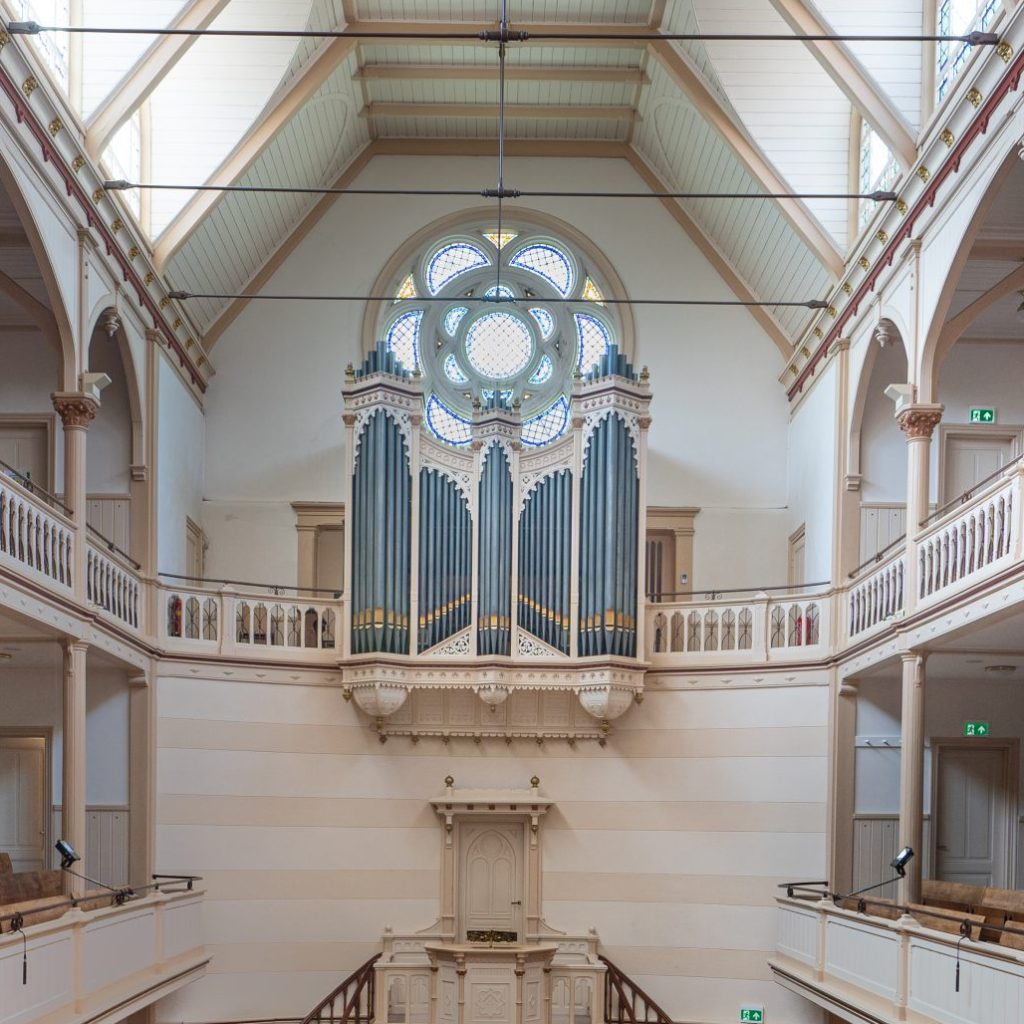 Kerkzaal gezien vanaf de galerij aan de achterkant