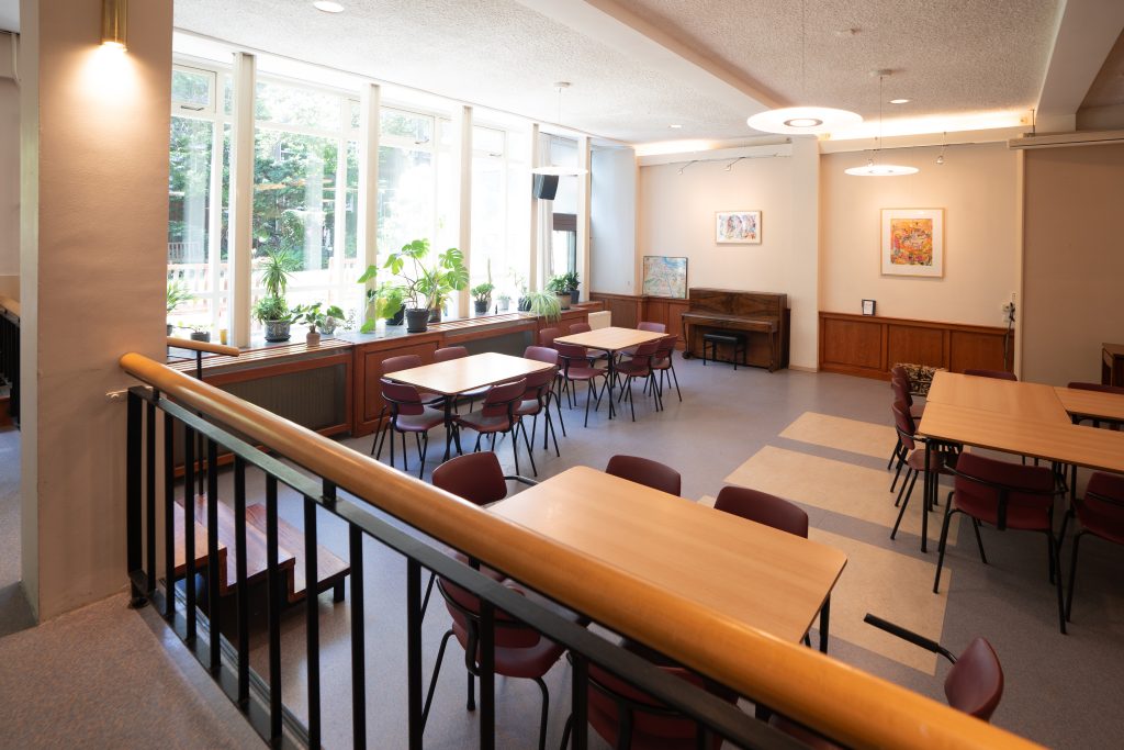 Tuinzaal vanaf podium richting tuin